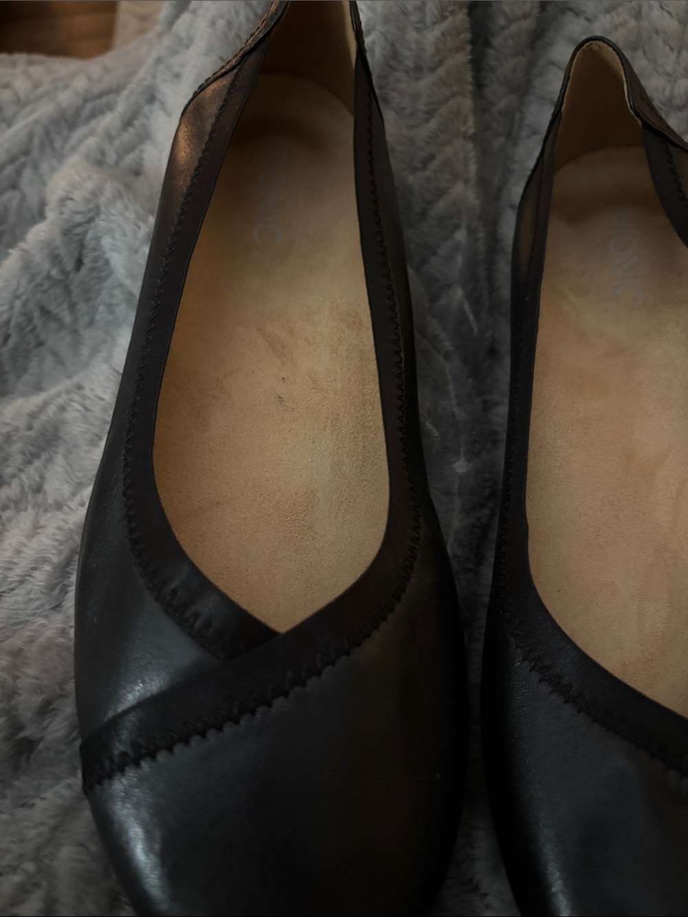 Vionic Black Leather Women's Ballet Flats - Picture 4 of 11